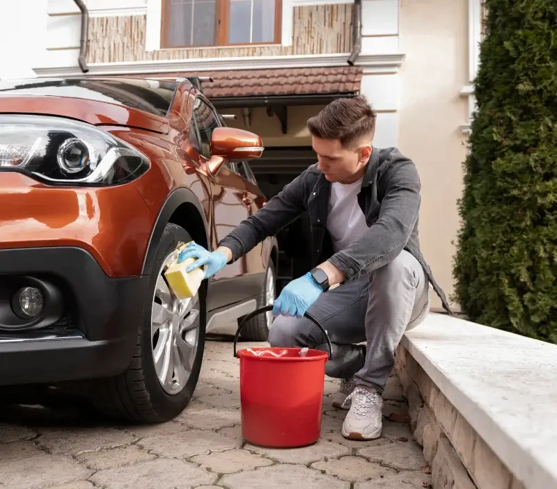 Lavage auto à domicile Angevillers : professionnel intervenant sur un véhicule